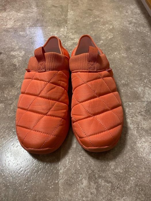 A photo of the slippers shared by a reviewer.