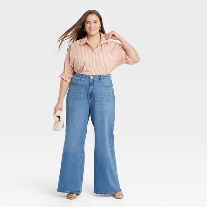 A model showcasing wide-leg blue jeans.