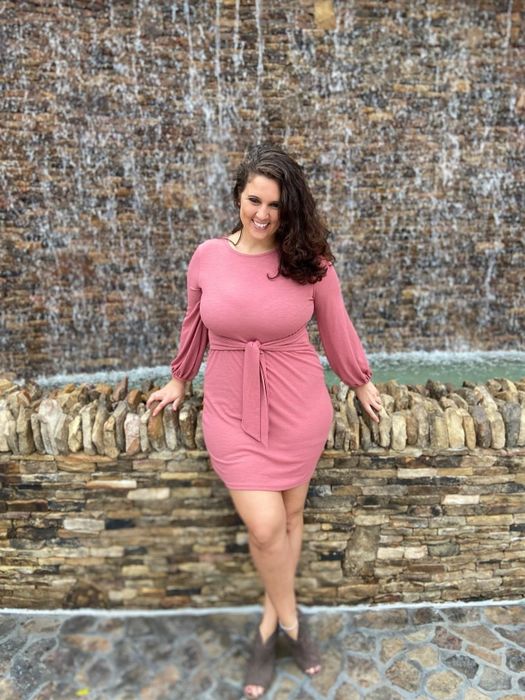 Another reviewer in the same dress