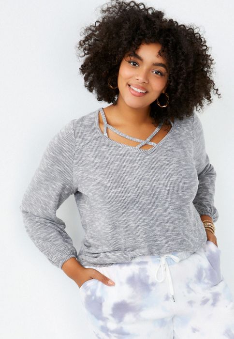 A model wearing the grey tee