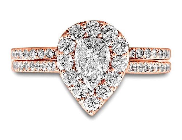 the teardrop-shaped ring adorned with two rose gold bands encrusted with diamonds