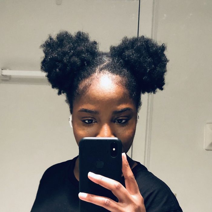 A Mytour writer showing off her curly hair after using the product.