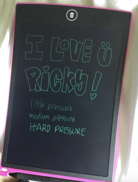A reviewer shares a photo of the black tablet displaying the message