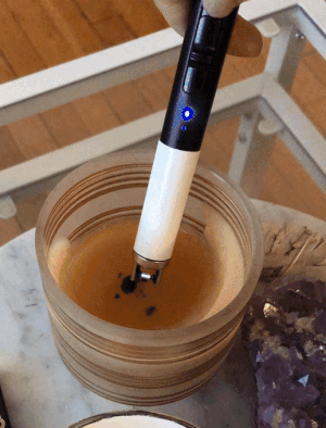 A GIF showing a Mytour Shopping reviewer using the rechargeable lighter to light a candle.
