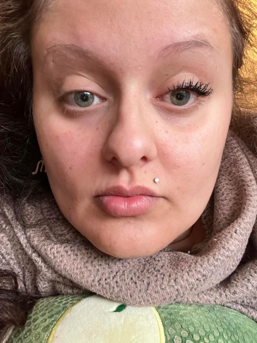 the reviewer demonstrating the effect of one coat of mascara on one eye, showing how much longer their lashes appear