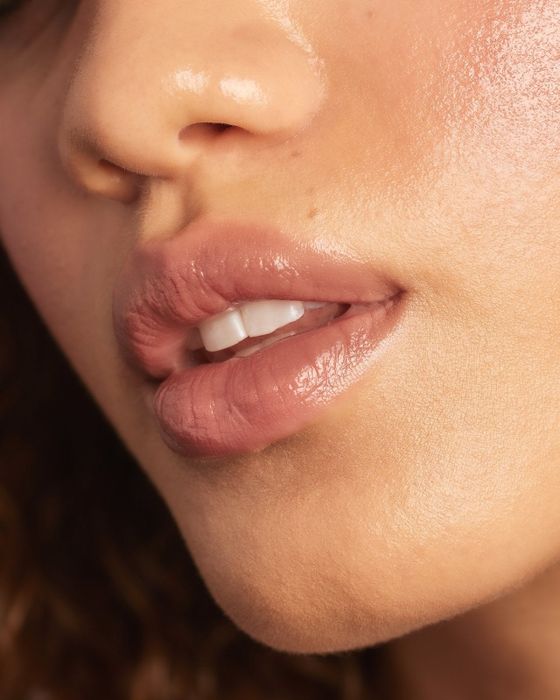 A model with an olive skin tone is wearing the rose pink shade
