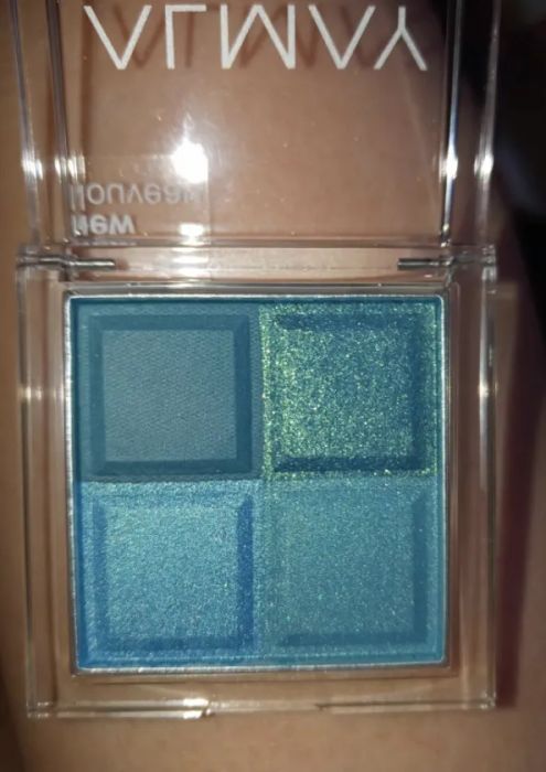 The Almay Eyeshadow Quad in Thrill Seeker, featuring bold and adventurous shades for dynamic eye looks.