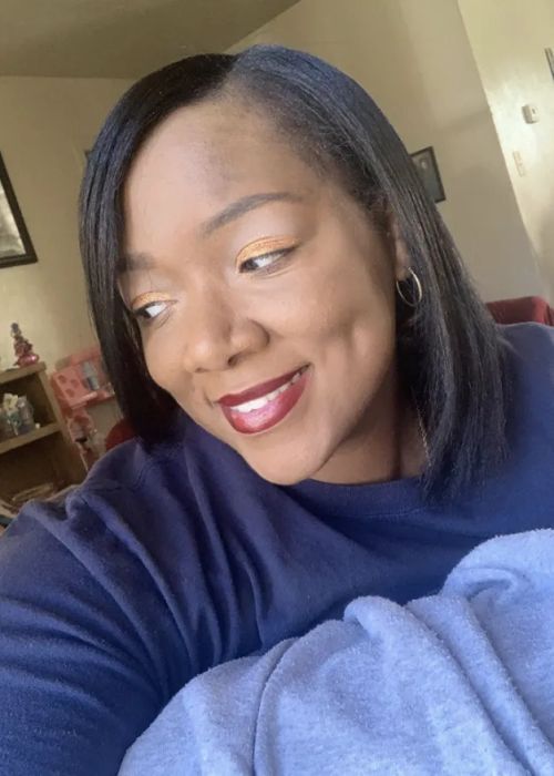 The reviewer demonstrates a beautifully applied eyeshadow look created using shades from the palette.