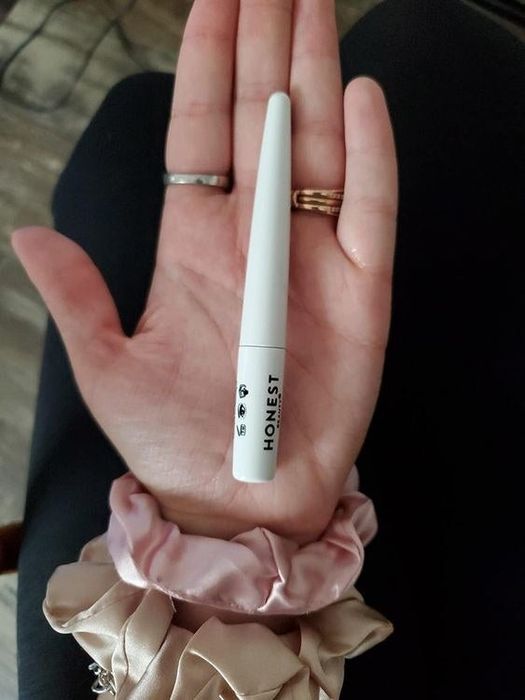 Reviewer holding up the eyeliner.