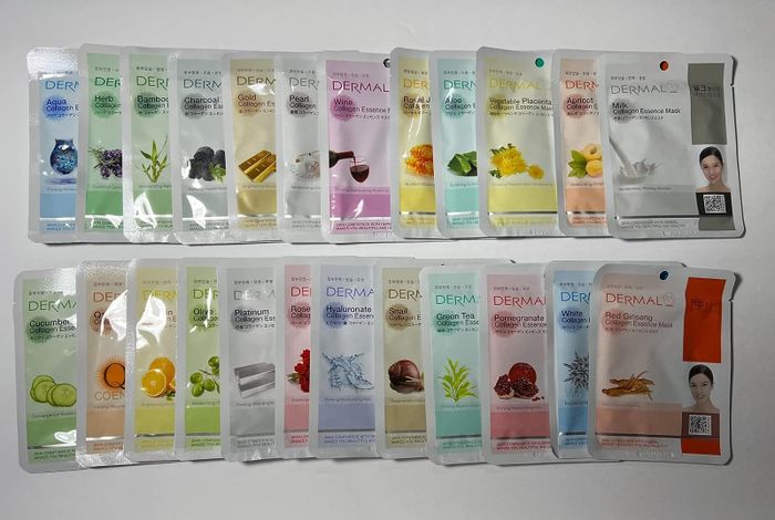 A reviewer's image showing the face masks included in the 24-pack set