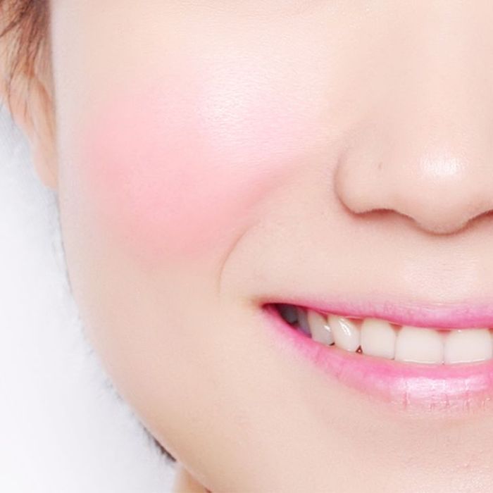 Bbia Downy Cheek - 01 Downy Pink ให้สีแก้มเนียนใสและดูมีชีวิตชีวาด้วยสีชมพูสดใสคล้ายนมสตรอเบอร์รี่ | www.Sky007.co.th