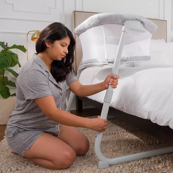 a model setting up the Halo bassinet