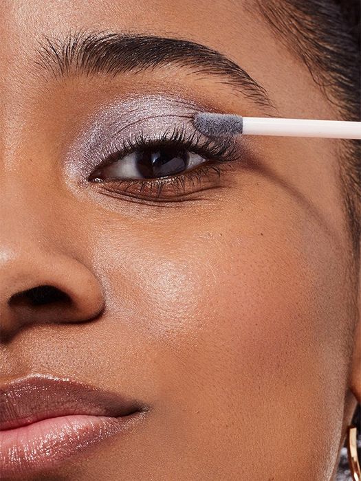 Model applying Lidstar to their eyelids