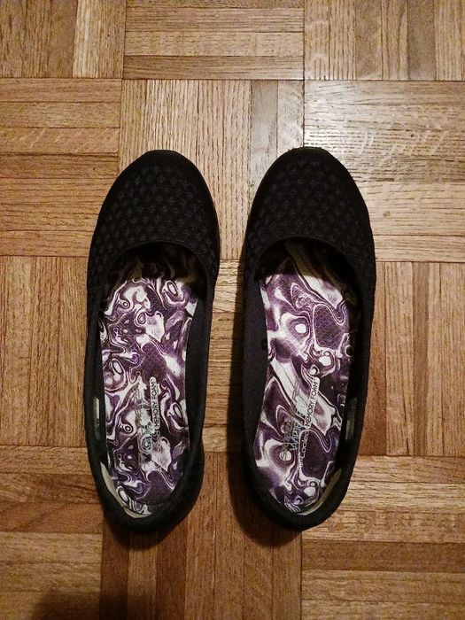 A reviewer's photo featuring the black pull-on shoes.