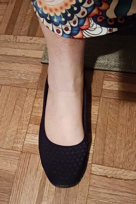 A reviewer's photo showcasing the black pull-on sneakers.