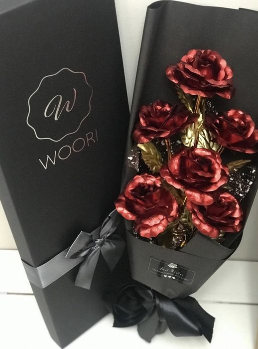 A photo shared by a reviewer of the bouquet in its packaging.