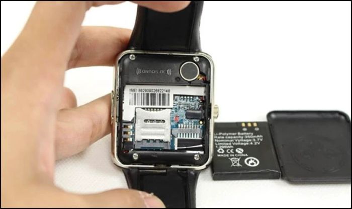 Kéo khay chứa SIM và thẻ nhớ ra ngoài một cách nhẹ nhàng