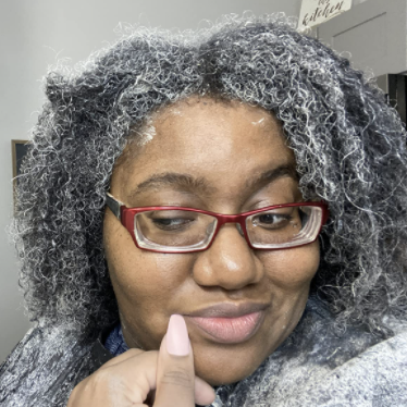Reviewer applying the clay mask to her hair