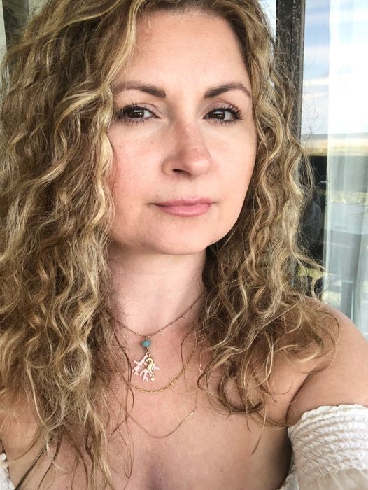 A model showcasing their hair after using the shampoo