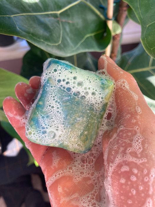 Effortlessly gripping a foamy shampoo bar