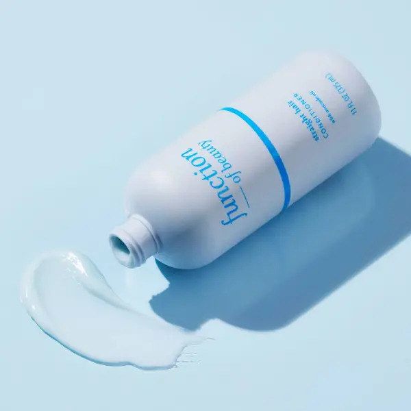 The Function of Beauty straight-hair conditioner is an excellent solution for moisturizing and softening your hair, providing a smooth texture while being completely vegan-friendly.