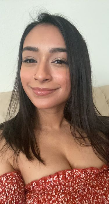 Another reviewer wearing the stone-colored gloss