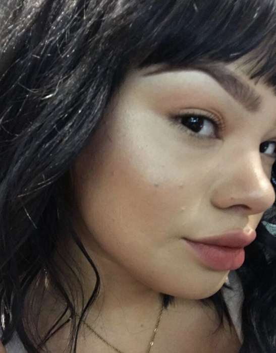 reviewer showcasing the bronzer application