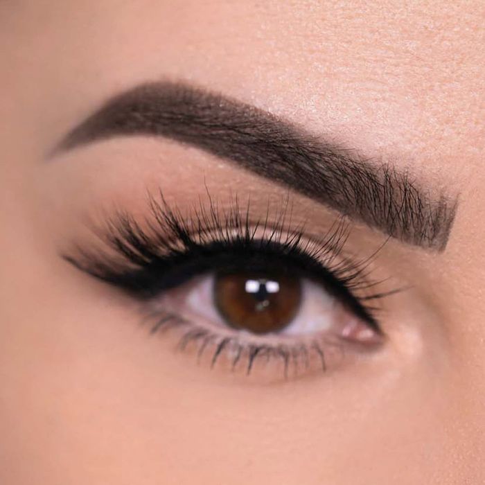 model wearing the voluminous false eyelashes