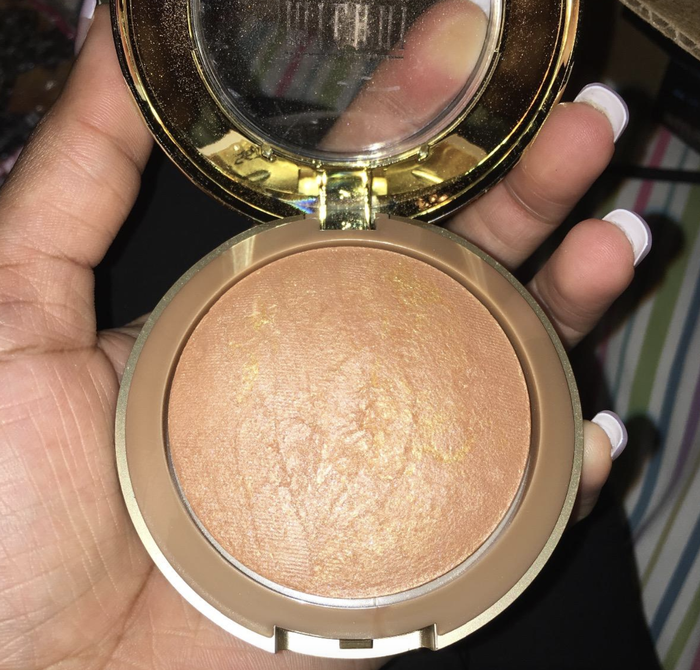 hand holding the bronzer
