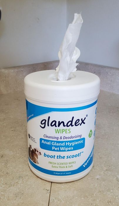 A reviewer's photo of the tub of wipes.