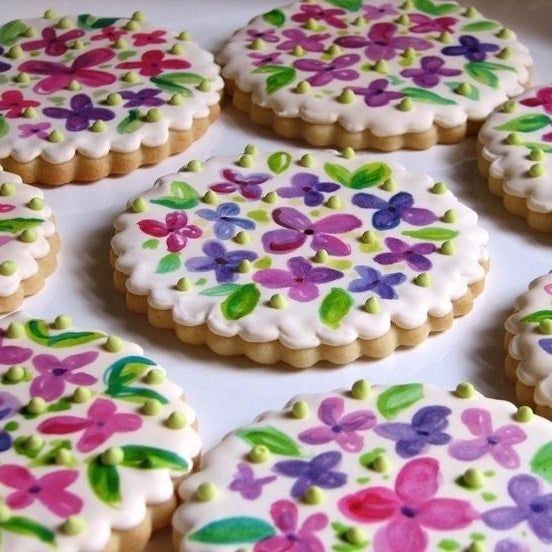Reviewer’s photo of cookies decorated with intricate floral designs using the markers
