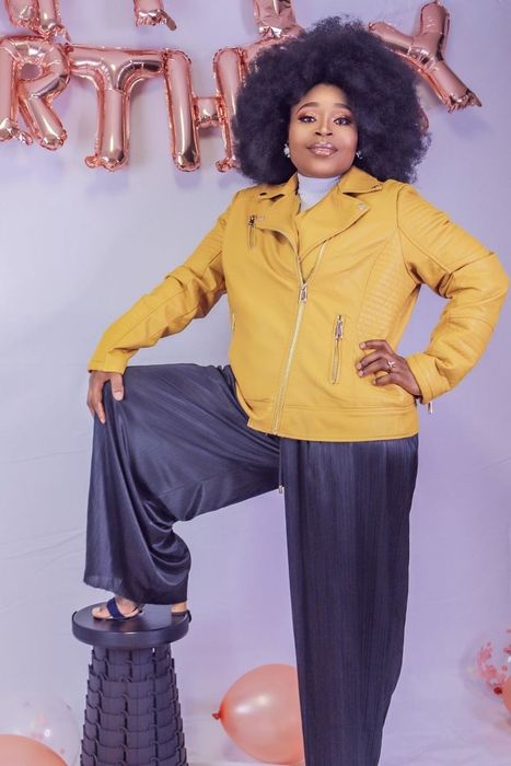 Another reviewer donning a yellow jacket