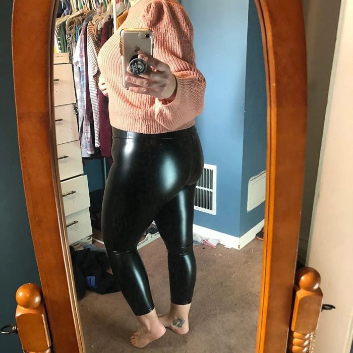 A rear view of another reviewer showcasing the chic leggings.