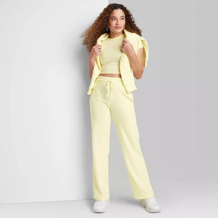 Sweatpants in a cheerful yellow hue