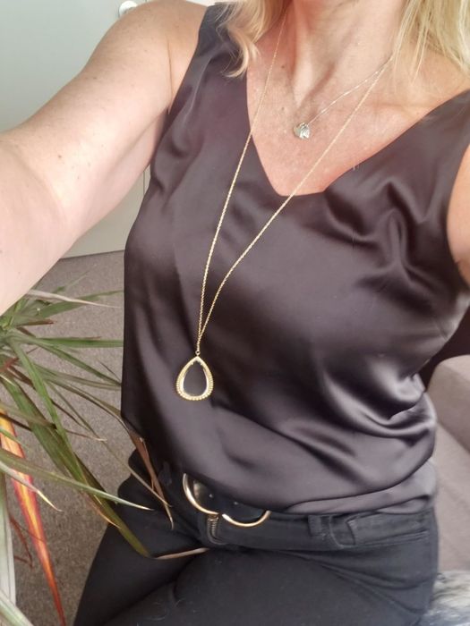 A reviewer rocking the black top