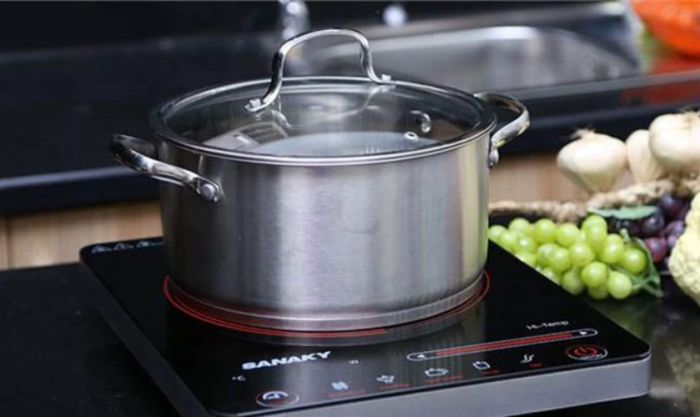 Đun sôi 1 lít nước, thêm vào 15g muối, 5g đường và một ít nước cốt chanh.