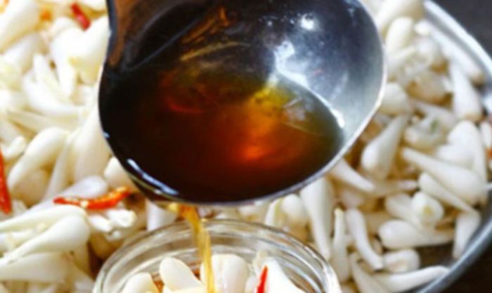 Sắp xếp các nguyên liệu đã được làm khô vào hũ thủy tinh sạch