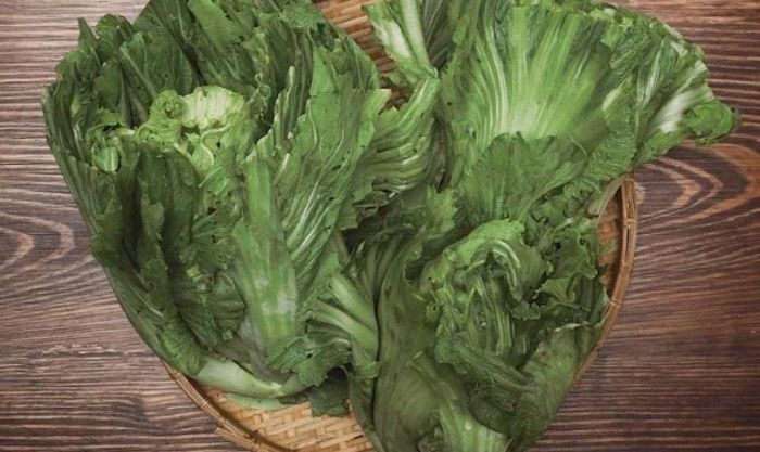 Dưa cải được tách từng bẹ, loại bỏ lá hư và phơi nắng nhẹ khoảng 1 ngày để dưa hơi héo.