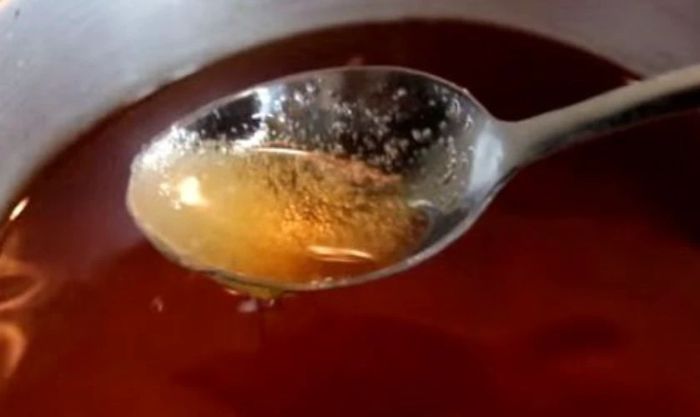 Đun hỗn hợp gồm 600ml nước mắm, 600g đường và 2 muỗng cà phê bột ngọt