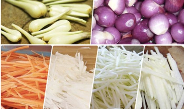 Củ kiệu và hành tím cắt bỏ rễ, lột vỏ, rửa sạch và để ráo nước