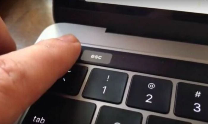 Nhấn phím ESC để thoát khỏi chế độ chia đôi màn hình.