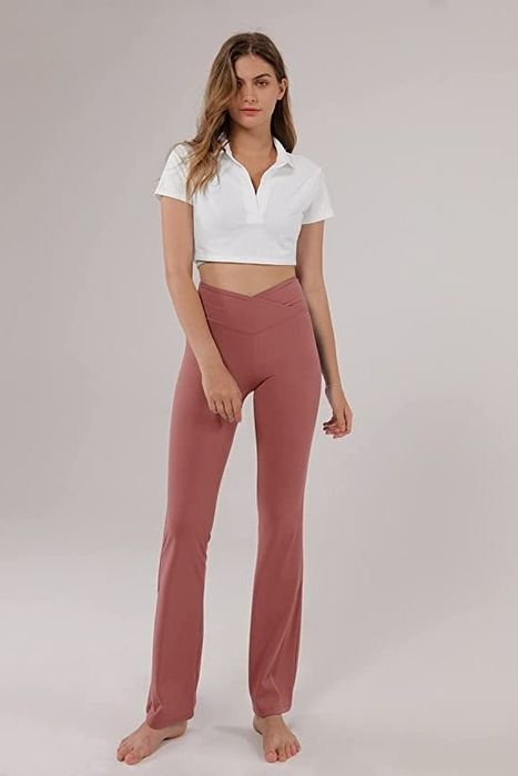 A model dressed in soft mauve leggings.