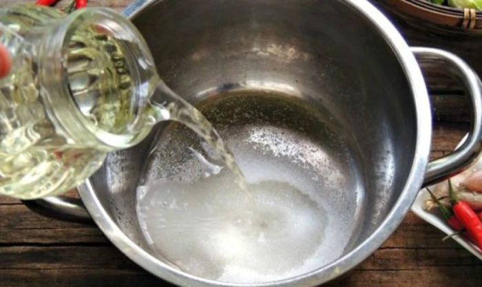 Pha 200g đường với 700ml giấm gạo và 700ml nước trong nồi