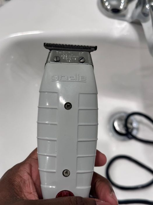 Reviewer holding the clippers