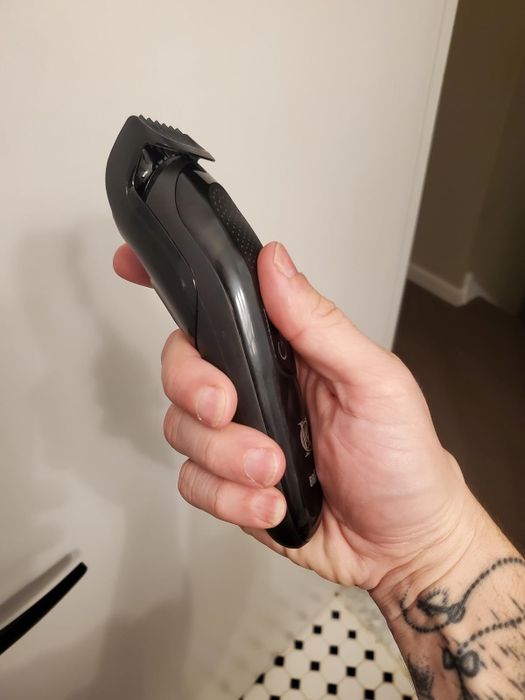 Reviewer holding the clippers
