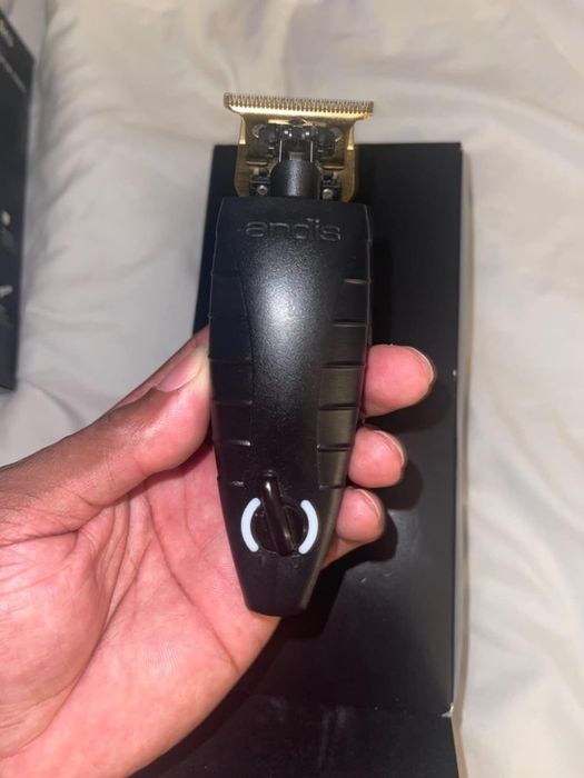 Reviewer holding the clippers