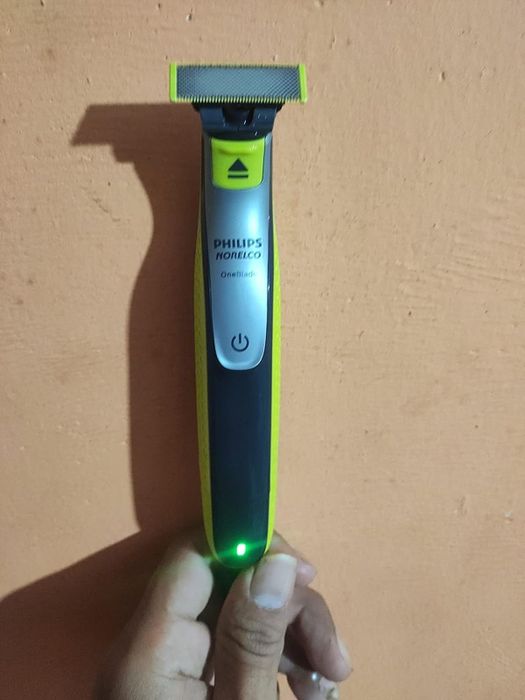 Reviewer holding the razor