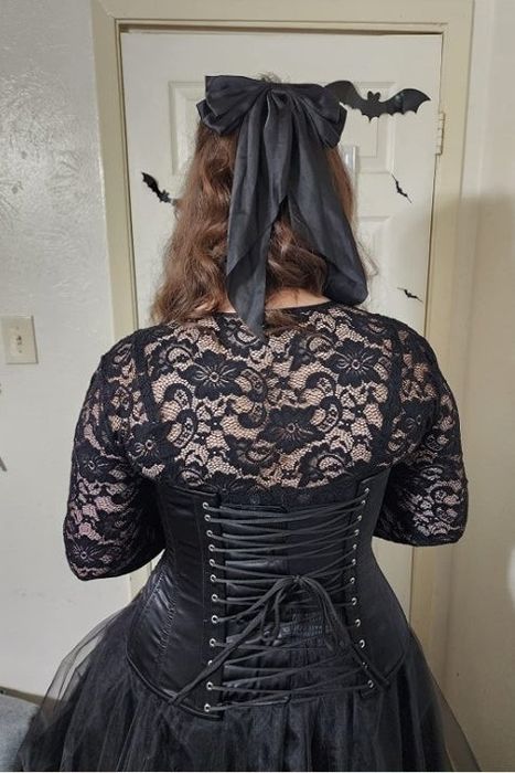 A picture from a reviewer showcasing the black oversized hair bow clip.