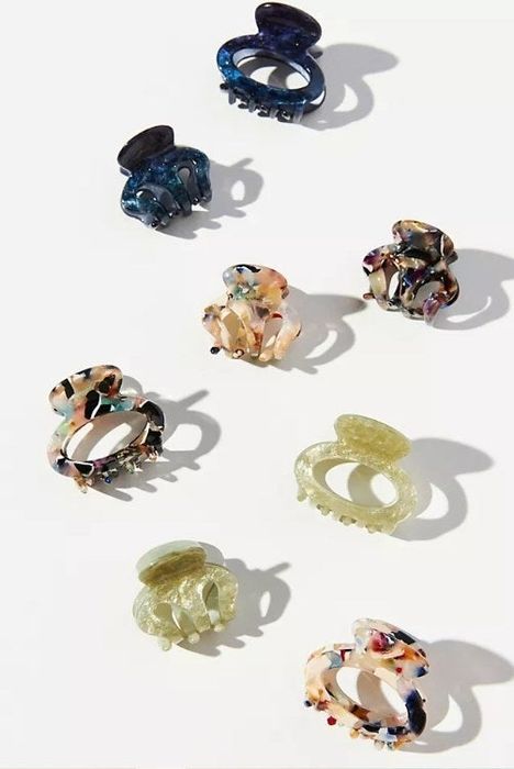 The assorted set of mini claw clips.