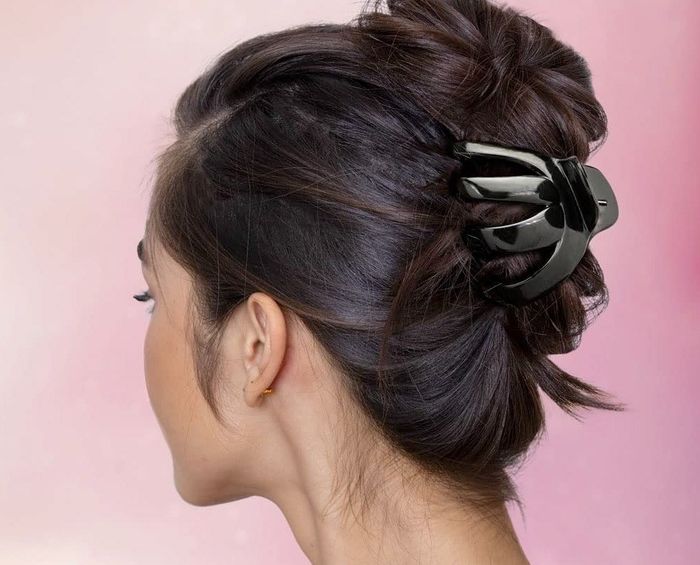 A model styling the black claw clip.